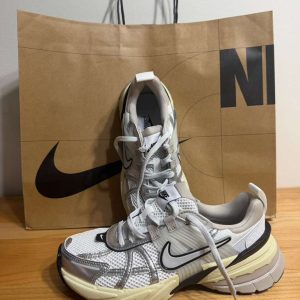 👟 Nike V2K Run – Silver (Mujer) Todas las tallas